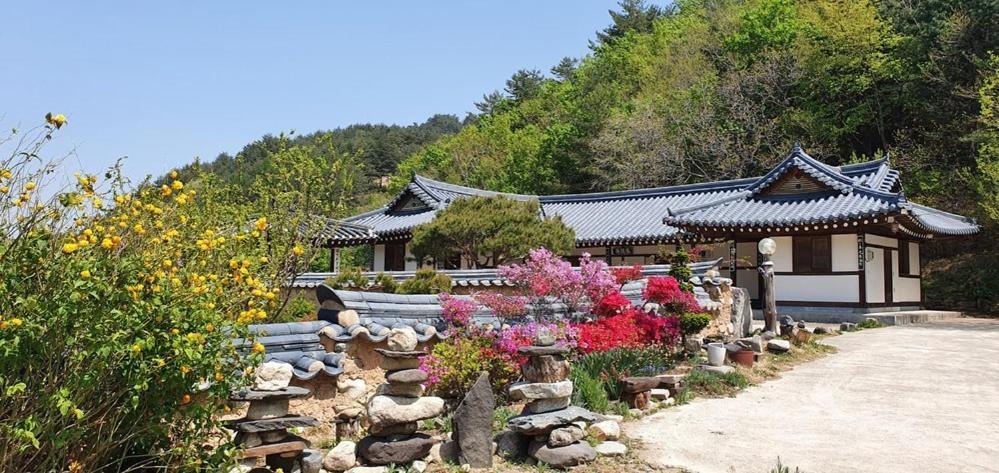 Gangneung Wangsangoal Hanok Pension Екстериор снимка